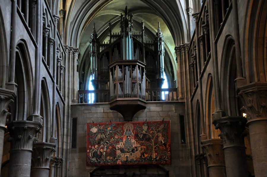 L'orgue de tribune dans son architecture gothique