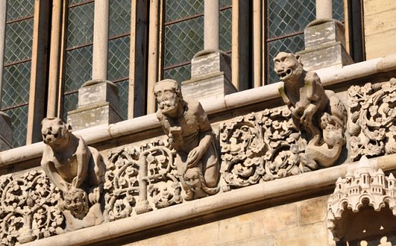 Trois fausses gargouilles sur la façade