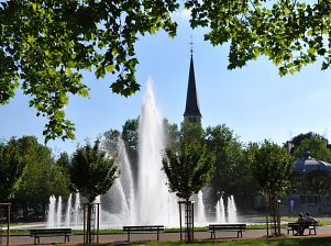 La place Wilson à Dijon et le clocher de l'église