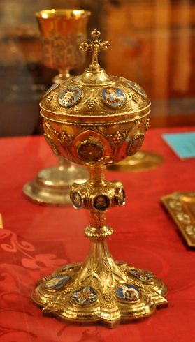 Ciboire dans une vitrine de la sacristie des religieuses