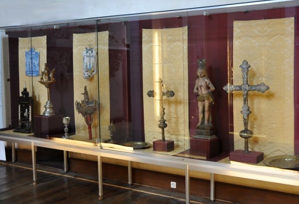 Vitrine d'art sacré dans le choeur des religieuses