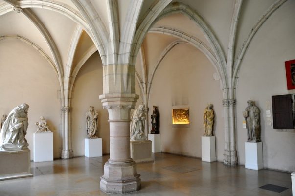 La salle du chapitre avec ses statues