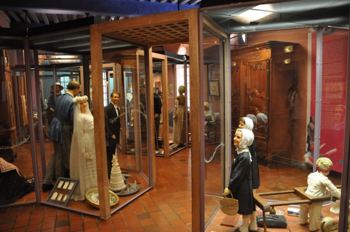 Costumes de la vie bourguignonne et armoire de pays