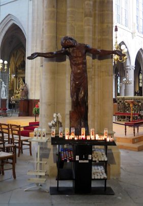 Christ en croix contre un pilier du bas-côté sud.