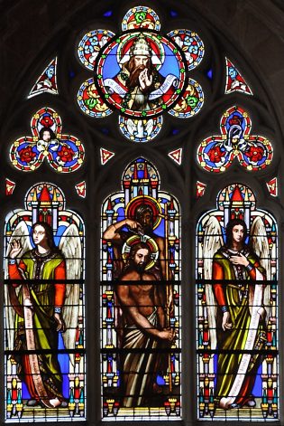 Vitrail de la baie 29 : le Baptême du Christ entre deux anges (Joseph Vigné, XIXe siècle)