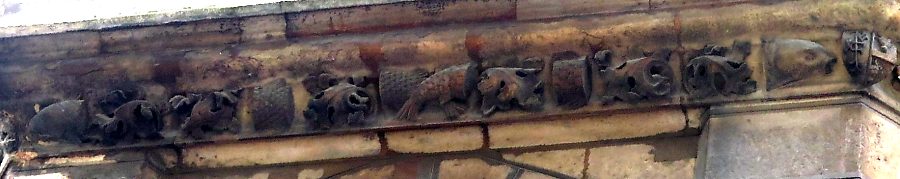 Poissons et armoiries dans la frise qui orne le chevet de l'église