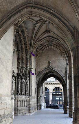 La nef de l'église Saint-Germain l'Auxerrois vue depuis la croisée  du transept