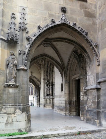 L'entrée du porche gothique au sud