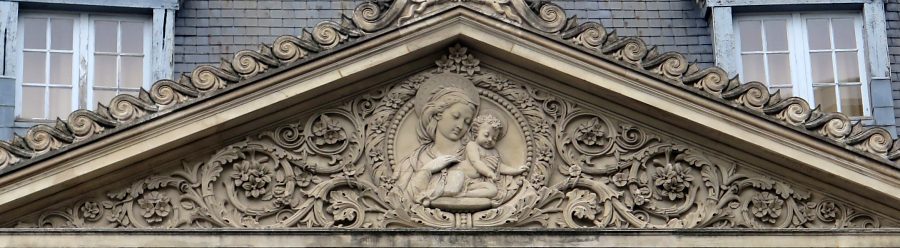 La façade de l'«école de filles» à côté de l'église Saint–Germain possède un tympan orné d'un décor magnifique