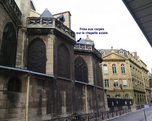Le chevet de Saint–Germain l'Auxerrois fait face à la Samaritaine. À droite, une école.