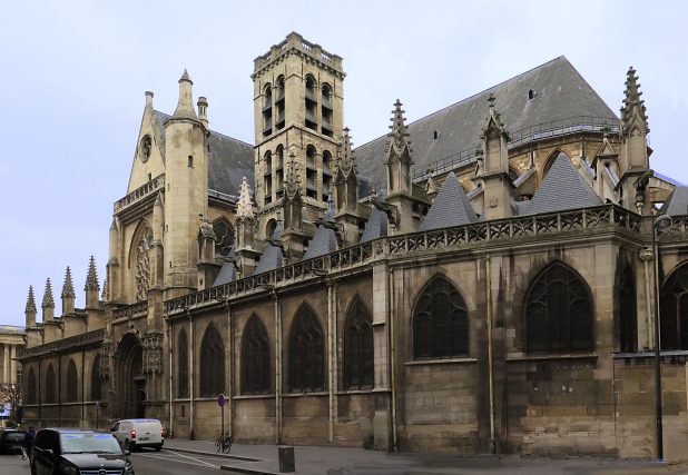 Côté sud de l'église avec son clocher dont une partie remonte au XIIe siècle