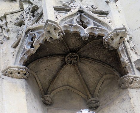 Les sculpteurs médiévaux n'ont rien négligé : le dais des statues du porche est bâti en voûte ogivale