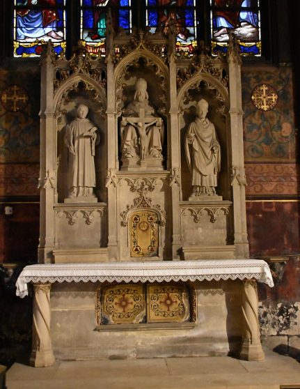 Retable du XIXe sicle dans la chapelle Saint-Jean l'Évangéliste