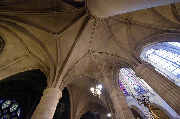 La voûte du déambulatoire devant la chapelle des Saints-Patrons