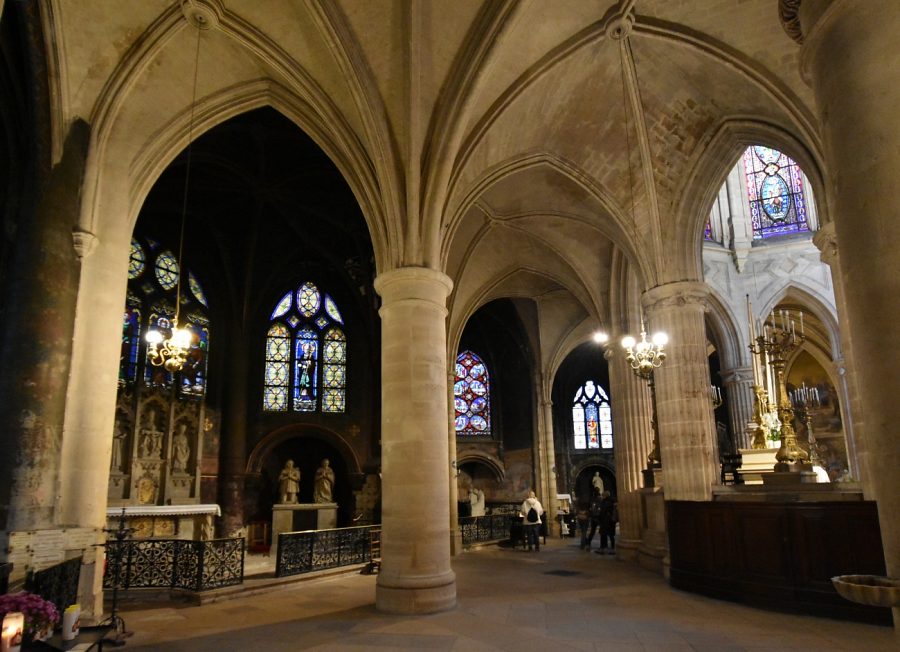 Vue d'ensemble du déambulatoire du chevet et de ses trois chapelles