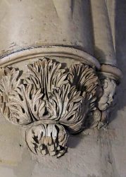 Console à thème floral dans la chapelle de passage vers la sacristie (déambulatoire nord).