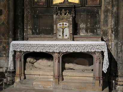 Le visage concentré de la Vierge qui retire la couronne d'épines de la tête de son Fils dans la Piéta d'Hipplyte Bonnardel