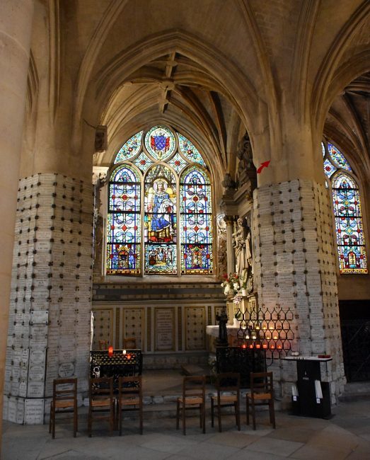 Chapelle Notre-Dame de Bonne Garde et ses ex-voto dans le déambulatoire nord