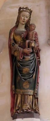 Vierge à l'oiseau du XVe siècle au-dessus d'une porte du déambulatoire sud.