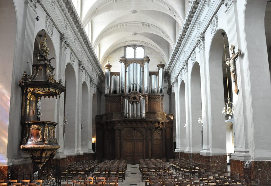 La nef et l'orgue de tribune vus du chœur