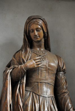 Statue en bois de sainte Geneviève sur l'autel, détail.