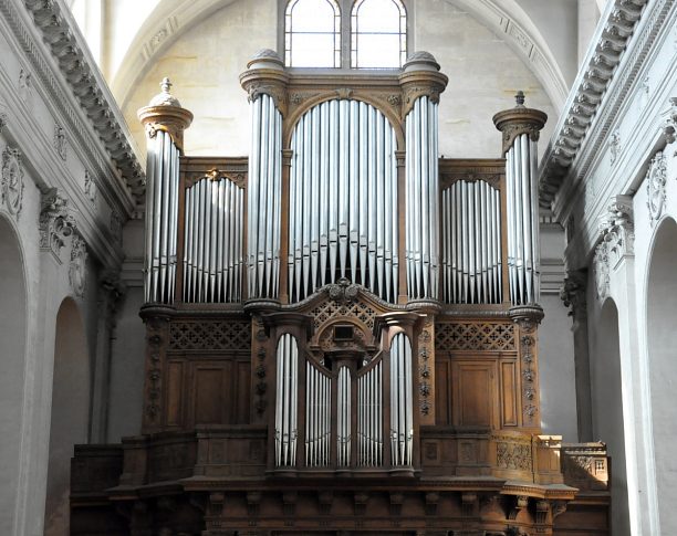 L'orgue de tribune est dû à Louis Callinet (1ère moitié  du XIXe siècle).