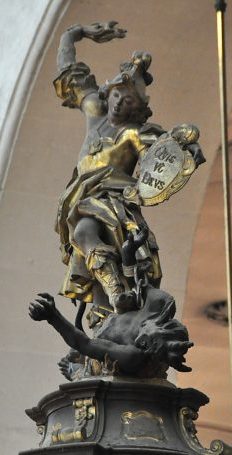 Saint Michel combattant le démon