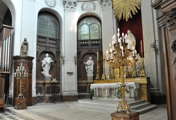 Cette vue de biais du chœur montre les deux statues de gauche : saint Jean et saint Matthieu