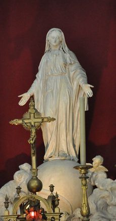 Statue de la Vierge Immaculée.