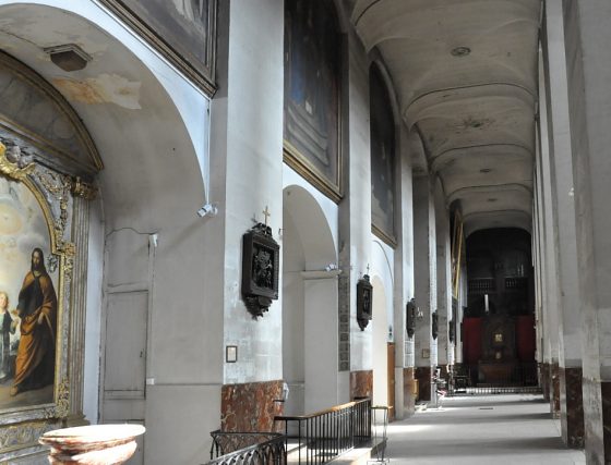 Le collatéral nord avec ses chapelles latérales et sa «galerie» de peintures religieuses.