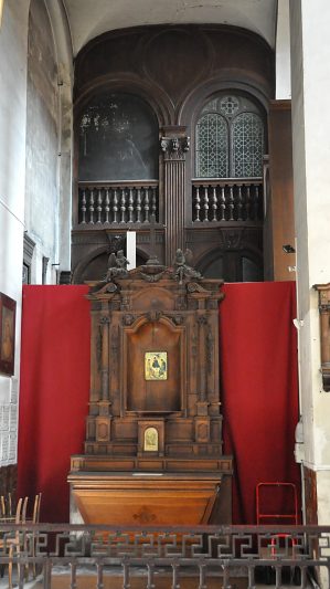L'autel Sainte-Anne et son retable de bois.