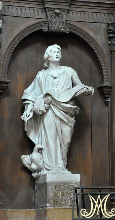 Statue de saint Jean avec son aigle.