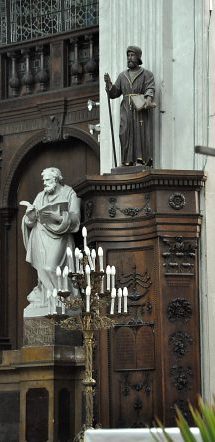 Statue de saint Luc à côté d'une boiserie