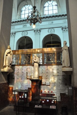 Bordure du chœur et statues d'art populaire contemporain.