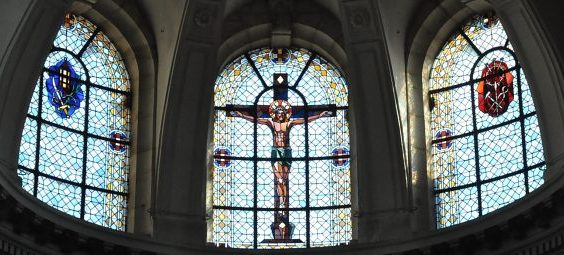 Les trois vitraux de l'abside sont de l'atelier Raphaël Lardeur (1946).