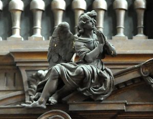 Un ange sur le fronton du retable de l'autel Sainte-Anne,