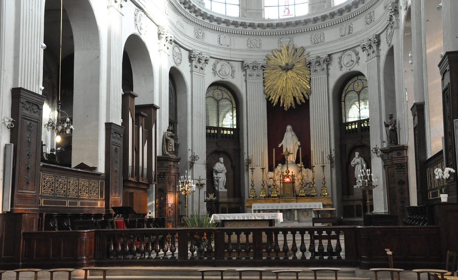 Le chœur de l'église Notre-Dame-des-Blancs-Manteaux.
