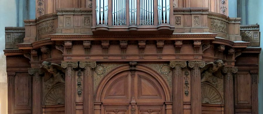 La plateforme qui soutient le buffet d'orgue est de la fin du XVIIe siècle