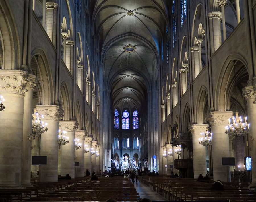 Vue d'ensemble de la nef de la cathédrale Notre-Dame