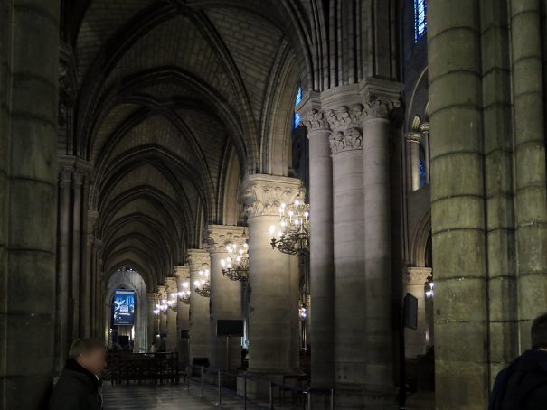 Le collatéral nord et sa suite de piles cylindriques couronnées de chapiteaux gothiques