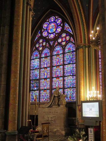 Le Monument au duc de Retz avec vitrail des Sibylles dans le déambulatoire