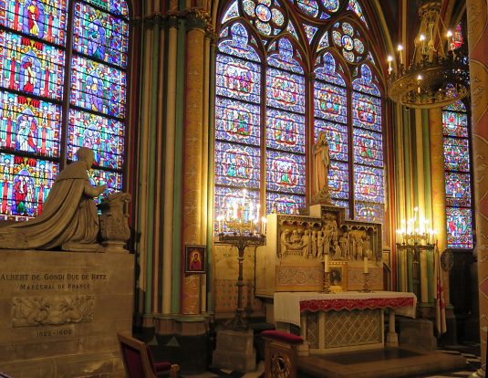 La chapelle d'axe et le monument au duc de Retz dans le déambulatoire