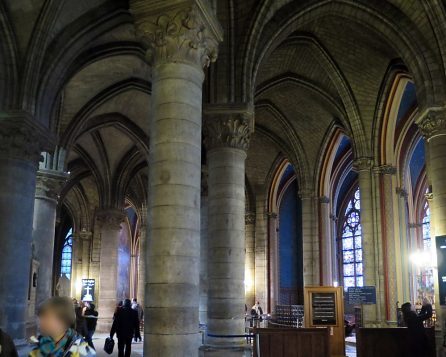 Vue du déambulatoire avec l'entrée de la chapelle du Saint-Sacrement