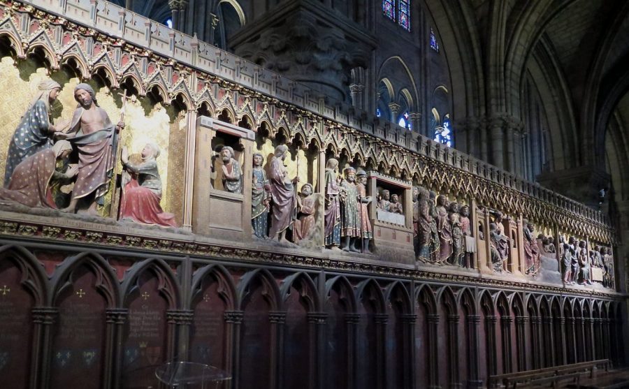 Le tour de chœur et ses haut-reliefs