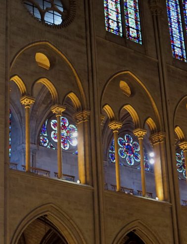 Les baies des tribunes éclairées par les roses du XXe siècle