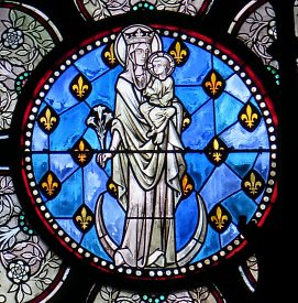 Vierge à l'Enfant dans un vitrail du XIXe siècle