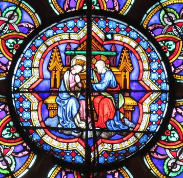 Le Couronnement de la Vierge dans le vitrail de la chapelle d'axe