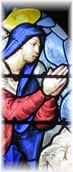 La Vierge dans le vitrail Renaissance de la baie 28