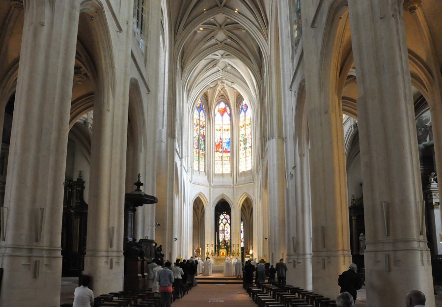 Vue d'ensemble de la nef et du chœur