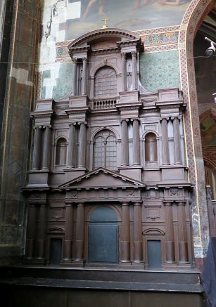Le baptistère abrite la reproduction en bois de la façade  de l'église.